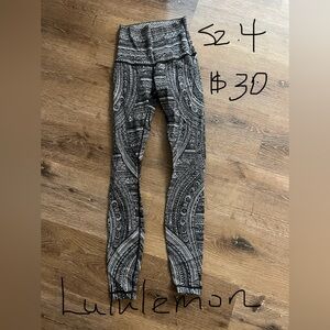 lululemon athletica Size 4 Leggings - Black and White Pattern